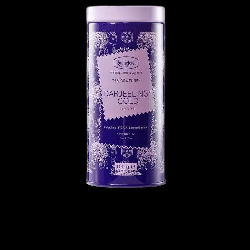 Herbata czarna Ronnefeldt Tea Couture Darjeeling Gold w eleganckiej fioletowej puszce o pojemności 100 g. Wzór inspirowany kulturą Indii. Wyjątkowy smak herbaty Darjeeling z letnich zbiorów.