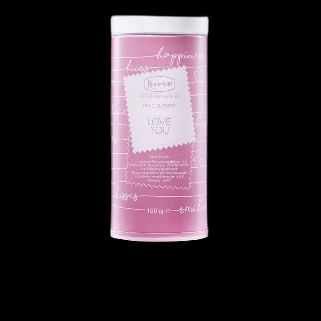 Różowa puszka z herbatą Ronnefeldt Tea Couture Love You, o pojemności 100 g. Zielona herbata z nutami pomarańczy, trawy cytrynowej i jagód, idealna na romantyczne chwile.