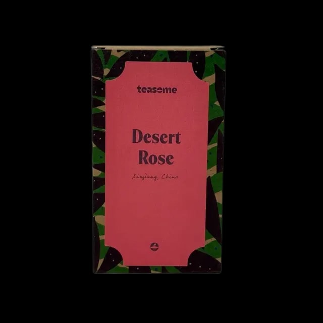 Kolorowe opakowanie herbaty ziołowej Teasome Desert Rose 50 g z różową etykietą i wzorem liści, dostępne w sklepie z kawą i herbatą