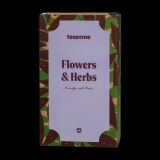 Herbata ziołowa Teasome Flowers & Herbs pochodzi z Europy i Azji i została zapakowana w stylowe pudełko z fioletową etykietą oraz botanicznym wzorem. Zawiera starannie wyselekcjonowane suszone kwiaty i zioła, które tworzą aromatyczną kompozycję idealną na relaksujące chwile przy filiżance naparu