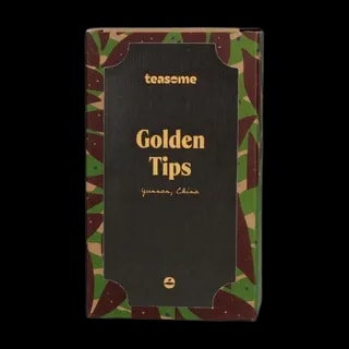 Czarna herbata Teasome Golden Tips z chińskiej prowincji Yunnan zapakowana jest w eleganckie czarne pudełko z botanicznym motywem, które podkreśla jej rzemieślniczy charakter. Zawiera wyselekcjonowane złote pąki herbaciane, dające intensywny, głęboki napar z nutami miodu i kakao.