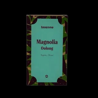 Opakowanie herbaty oolong Teasome Magnolia Oolong 50 g z miętową etykietą na tle w roślinne wzory, dostępne w sklepie z kawą i herbatą