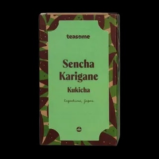 Herbata zielona Teasome Sencha Karigane Kukicha pochodzi z japońskiej Kagoshimy i została zapakowana w eleganckie, zielone pudełko z roślinnym wzorem. To delikatna mieszanka liści i łodyżek herbacianych, dająca lekki, świeży napar o zrównoważonym smaku i niskiej zawartości kofeiny.