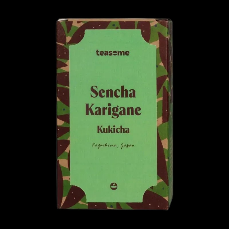 Herbata zielona Teasome Sencha Karigane Kukicha pochodzi z japońskiej Kagoshimy i została zapakowana w eleganckie, zielone pudełko z roślinnym wzorem. To delikatna mieszanka liści i łodyżek herbacianych, dająca lekki, świeży napar o zrównoważonym smaku i niskiej zawartości kofeiny.