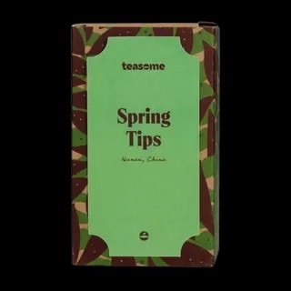 Herbata zielona Teasome Spring Tips pochodzi z prowincji Hunan w Chinach i została zapakowana w ozdobne, zielone pudełko z botanicznym wzorem. Zawiera delikatne, wiosenne pąki herbaciane, które dają świeży, lekko roślinny napar o wysokiej jakości i naturalnym aromacie.