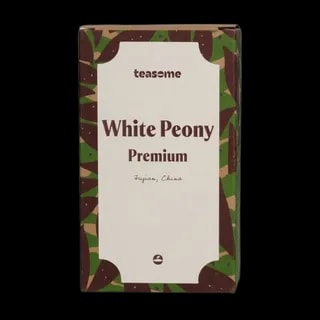 Herbata biała Teasome White Peony Premium z prowincji Fujian w Chinach zapakowana jest w jasne, minimalistyczne pudełko z botanicznym wzorem. Zawiera delikatne liście i pąki herbaty Bai Mu Dan, tworzące subtelny, lekko kwiatowy napar idealny dla koneserów naturalnych herbat.