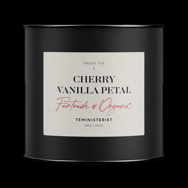 Puszka herbaty Teministeriet Cherry Vanilla Petal o wadze 100g, na białym tle. Organiczna zielona herbata o smaku wiśni i wanilii, certyfikowana Fairtrade, zapakowana w elegancką czarną puszkę
