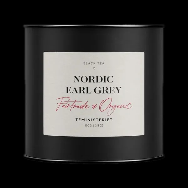 Puszka herbaty Teministeriet Nordic Earl Grey o wadze 100g, na białym tle. Organiczna czarna herbata Earl Grey, certyfikowana Fairtrade, zapakowana w elegancką czarną puszkę