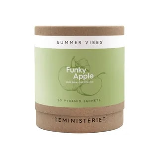 Opakowanie z produktywną herbatą owocową Funky Apple, idealną do przygotowania orzeźwiającego napoju na zimno. Koszyk zawiera 20 saszetek w formie piramid, co ułatwia parzenie i wydobywanie intensywnych smaków letnich owoców.