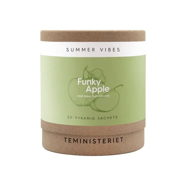 Opakowanie z produktywną herbatą owocową Funky Apple, idealną do przygotowania orzeźwiającego napoju na zimno. Koszyk zawiera 20 saszetek w formie piramid, co ułatwia parzenie i wydobywanie intensywnych smaków letnich owoców.