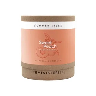 Pojemnik z herbatą owocową Sweet Peach w formie pyramid sachets. Idealna na letnie orzeźwienie, oferująca smakowitą infuzję jakościowych składników do zimnego parzenia.