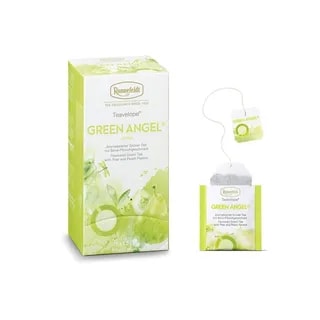 Opakowanie herbaty Ronnefeldt Teavelope Green Angel, zawierające 25 saszetek aromatyzowanej zielonej herbaty z Chin, o smaku gruszki i brzoskwini, każda o wadze 1,5 g (37,5 g netto). Obok znajduje się pojedyncza saszetka z tagiem 'Green Angel'. Opakowanie w jasnych zielonych tonacjach z ilustracjami gruszek i liści oraz logo Ronnefeldt.