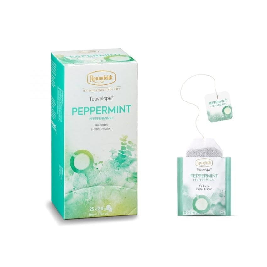 Opakowanie herbaty Ronnefeldt Teavelope Peppermint, zawierające 25 saszetek miętowej herbaty ziołowej, każda o pojemności 2 g (50 g netto). Obok znajduje się pojedyncza saszetka z tagiem 'Peppermint'. Opakowanie jest w odcieniach zieleni z ilustracjami liści mięty oraz logo Ronnefeldt.