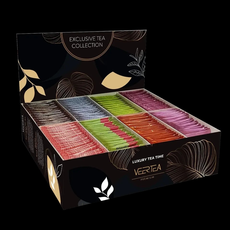 Zestaw herbat Veertea Premium zawiera 200 starannie zapakowanych saszetek w eleganckim, czarno-złotym ekspozytorze z motywem liści i napisem „Exclusive Tea Collection”. Bogactwo kolorów i smaków sprawia, że jest to idealna propozycja do biura, hotelu lub prezentu dla miłośników herbaty.