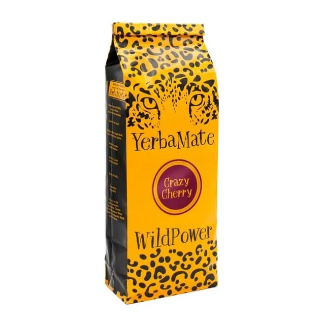 Opakowanie Yerba Mate Crazy Cherry WildPower w kolorowe, zwierzęce wzory. Idealny wybór dla miłośników herbaty, łączący intensywny smak z owocowym aromatem wisni.