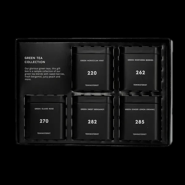 Zestaw herbat zielonych Teministeriet Green Tea Collection o wadze 150g, na białym tle. Zestaw zawiera pięć różnych smaków: Green Moroccan Mint, Green Northern Berries, Green Island Rose, Green Sweet Bergamot oraz Green Ginger Lemon Organic, zapakowane w eleganckie czarne puszki