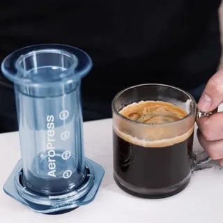 AeroPress Clear Blue - Zaparzacz do kawy niebieski