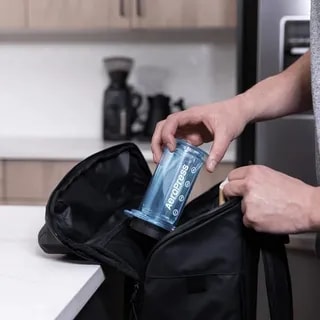 AeroPress Clear Blue - Zaparzacz do kawy niebieski