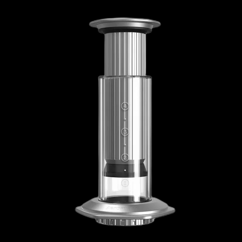 AeroPress Premium – kompaktowy i wszechstronny zaparzacz do kawy. Idealny do podróży, parzenia kawy w domu i biurze. Prosty w obsłudze, zapewnia wyjątkowy smak kawy.