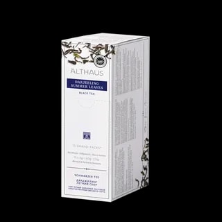 Opakowanie herbaty Althaus Darjeeling Summer Leaves, czarna herbata z letnich zbiorów, zawierające 15 większych saszetek, z eleganckim niebiesko-białym designem i wyraźnymi obrazami liści herbaty, wyprodukowane w Niemczech