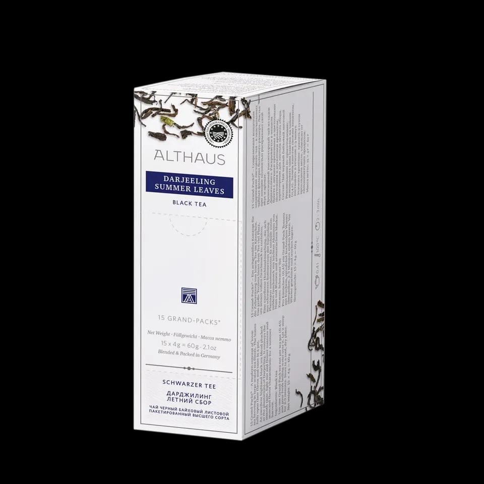 Opakowanie herbaty Althaus Darjeeling Summer Leaves, czarna herbata z letnich zbiorów, zawierające 15 większych saszetek, z eleganckim niebiesko-białym designem i wyraźnymi obrazami liści herbaty, wyprodukowane w Niemczech