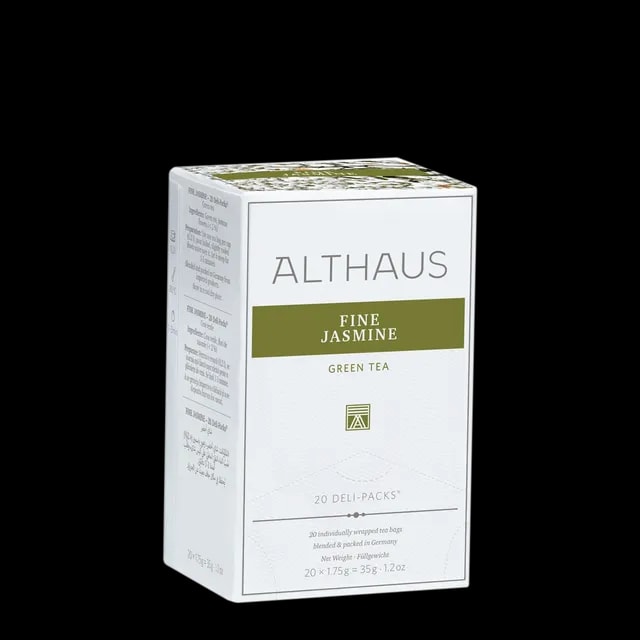 Opakowanie herbaty Althaus Fine Jasmine, delikatna zielona herbata z jaśminem, zawierające 20 indywidualnie pakowanych saszetek, z eleganckim zielono-białym designem, wyprodukowane w Niemczech