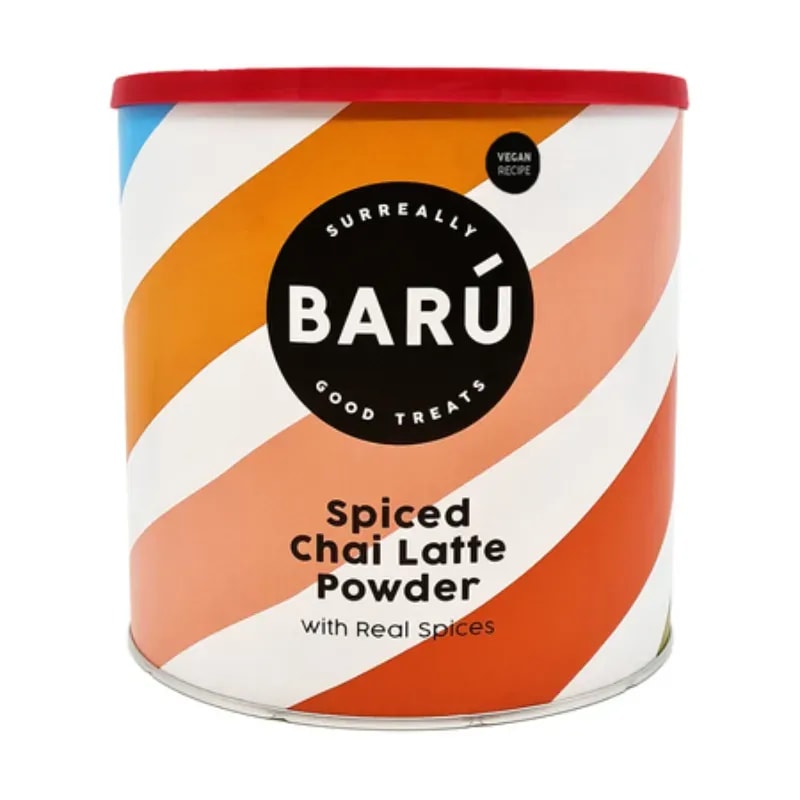 Obrazek przedstawia opakowanie Spiced Chai Latte Powder od marki Barú, które zawiera prawdziwe przyprawy. Ten wegański proszek idealnie nadaje się do przygotowania aromatycznej herbaty chai, dodając wyjątkowy smak do Twojej kolekcji napojów.