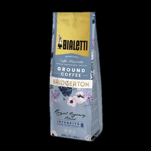 Opakowanie mielonej kawy Bialetti Bridgerton Royal Regency Blend o intensywności 8, waga 250g, z eleganckim wzorem kwiatowym w stylu regencyjnym na tle żółto-niebieskim
