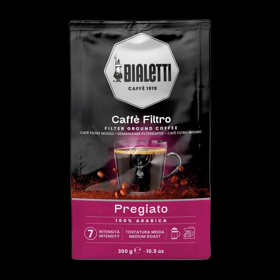 Opakowanie kawy mielonej Bialetti Caffè Filtro Pregiato o pojemności 300 g. Czarna torba z logo Bialetti i obrazem filiżanki kawy filtrowej. Intensywność 7, średni stopień palenia, 100% Arabica. Idealna do ekspresów przelewowych i metod alternatywnych. Wyrazisty smak z nutami głębokiego aromatu dla miłośników kawy.