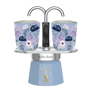 Wysokiej jakości ekspres do kawy Bialetti Mini Express w kształcie eleganckiego, niebieskiego garnka, ozdobiony dekoracyjnymi filiżankami w kwiaty. Idealny do przygotowania aromatycznej kawy espresso, wprowadzając nowoczesny styl do każdej kuchni.