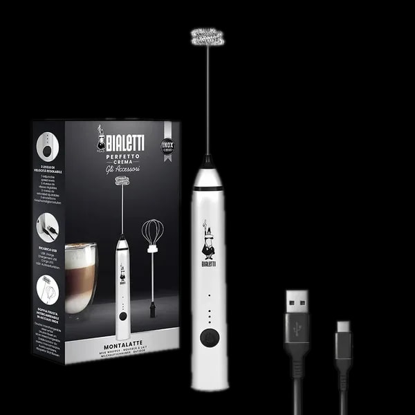 Zdjęcie spieniacza do mleka Bialetti Whipper Pro. Na obrazie widoczny jest nowoczesny, srebrny spieniacz do mleka z ergonomicznym uchwytem, stojący obok swojego opakowania. W zestawie znajduje się również przewód USB do ładowania. Opakowanie prezentuje spieniacz w akcji, spieniający mleko do perfekcyjnej konsystencji, idealnej do cappuccino czy latte. Produkt wykonany ze stali nierdzewnej, zapewnia trwałość i łatwość w utrzymaniu czystości. Idealny dodatek do każdej kuchni dla miłośników kawy z mleczną pianką.