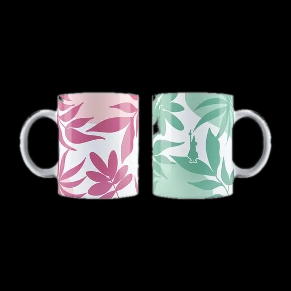Zestaw dwóch kubków Bialetti Primavera. Kubki mają biały korpus z kolorowymi wzorami liści: jeden w odcieniach różu, drugi w odcieniach zieleni. Każdy kubek posiada charakterystyczne logo Bialetti.