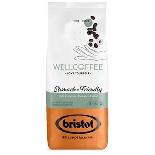 Opakowanie kawy Wellcoffee, oznaczonej jako przyjazna dla żołądka, z widocznymi ziarenkami kawy w tle. Doskonały wybór dla osób szukających łagodnego smaku kawy, idealny do codziennego parzenia i delektowania się aromatem.