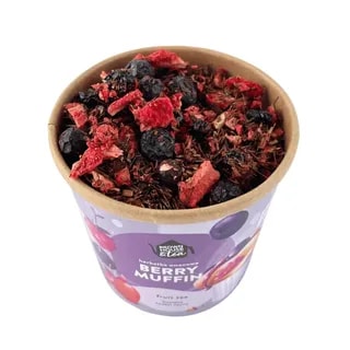 Opakowanie herbatki owocowej Berry Muffin z lśniącymi kawałkami truskawek i jagód, idealne na relaksujące chwile. Wyjątkowa mieszanka, która zachwyca smakiem i aromatem, doskonała do zaparzania w domu lub w biurze.