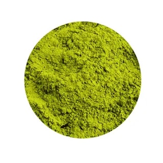 Proszek zielonej herbaty matcha o intensywnym zielonym kolorze, idealny do przygotowania aromatycznych napojów oraz deserów. Wysokiej jakości matcha wzbogaci twoje codzienne rytuały kawowe i herbaciane, dostarczając cennych właściwości zdrowotnych.