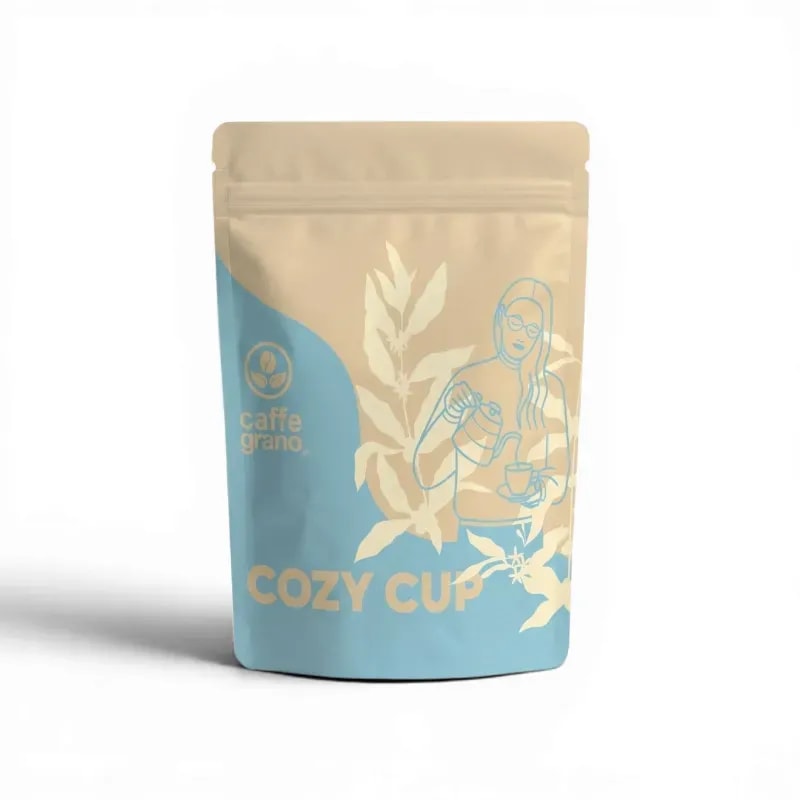 Opakowanie kawy "Cozy Cup" od Caffe Grano, które zachęca do przyjemnego parzenia napoju. Zawiera ilustrację pokazującą, jak przygotować aromatyczną kawę, idealną na relaksujące chwile w ciągu dnia.