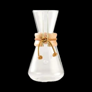 Klasyczny zaparzacz do kawy Chemex o pojemności 3 filiżanek, wykonany z eleganckiego szkła, z drewnianą obwódką i skórzanym paskiem. Idealny do parzenia kawy metodą przelewową, zapewniając subtelny, klarowny smak naparu. Select 68 more words to run Humanizer. Powiedziałeś(-aś):