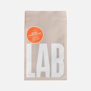 Opakowanie kawy Fazenda Vivir Café z Brazylii, które idealnie łączy w sobie nuty kwiatowe i owocowe. Produkt dostępny w naszym sklepie internetowym, idealny dla miłośników aromatycznych naparów oraz akcesoriów do parzenia kawy.