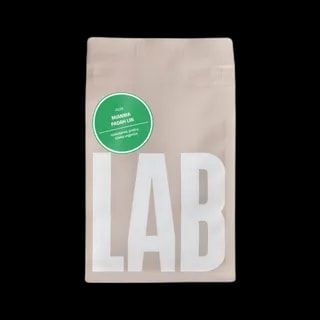 Beżowa torebka kawy ziarnistej Coffeelab Mjanma Padah Lin o pojemności 250 g. Na froncie duży biały napis „LAB” i zielone kółko z informacją o profilu smakowym: mirabelka, praliny, śliwka węgierka.