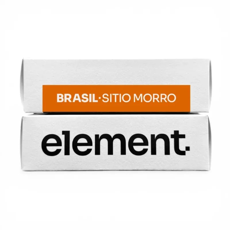 Na zdjęciu znajduje się elegancko zapakowana kawa Brasil Sitio Morro od marki Element. Idealna do parzenia aromatycznego napoju, doskonała dla miłośników kawy, którzy cenią sobie wyjątkowy smak i jakość.