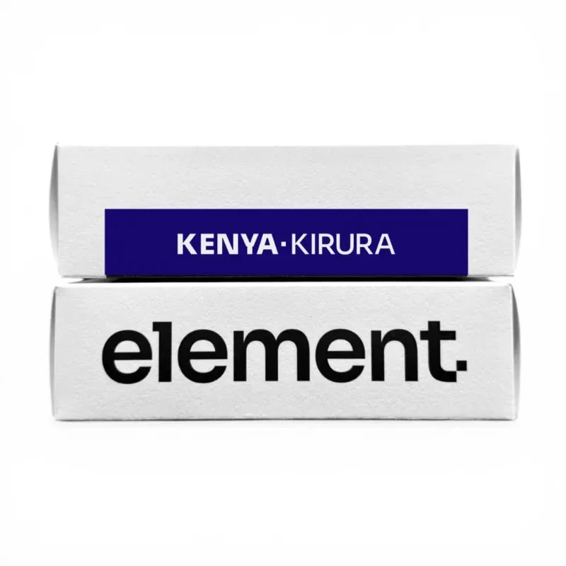 Na zdjęciu przedstawione są eleganckie opakowania kawy z Kenii Kirura, produktu marki Element. Opakowania wyróżniają się minimalistycznym designem, idealnym dla miłośników wysokiej jakości kawy i estetycznego wyglądu.