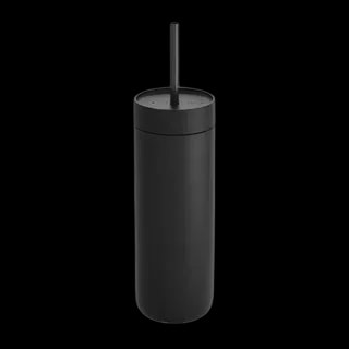 Czarny kubek Fellow Carter Cold Tumbler o pojemności 591 ml. Wykonany z trwałych materiałów, minimalistyczny design z gładką, matową powierzchnią. Wyposażony w wbudowaną słomkę, idealny do zimnych napojów. Stylowy wybór na co dzień, do pracy lub w podróży.