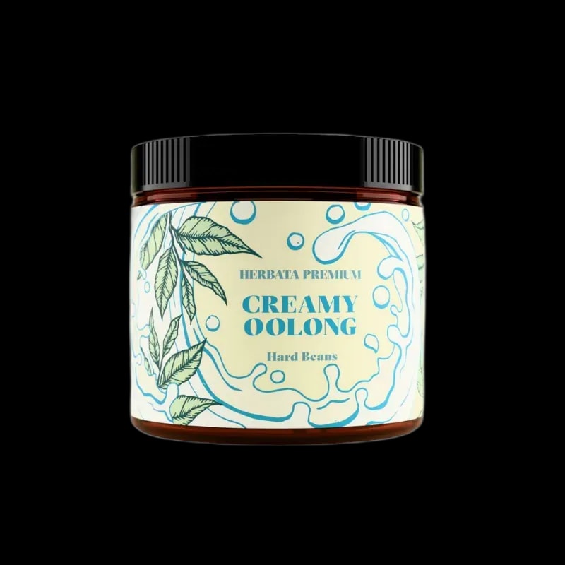 Herbata oolong Hard Beans Creamy Oolong zamknięta w eleganckim słoiku z kremową etykietą z ilustracjami liści i fal mleka to delikatna, kremowa kompozycja z wysokogatunkowych liści. Aromatyczny napar o aksamitnym smaku idealnie sprawdzi się jako codzienna herbata premium.