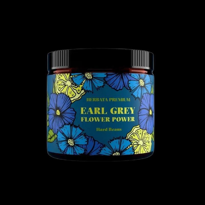 Kolorowy słoiczek herbaty Earl Grey Flower Power od Hard Beans o pojemności 50 g. Etykieta w odcieniach niebieskiego i żółtego z kwiatowym motywem i napisem „Herbata Premium – Earl Grey Flower Power – Hard Beans”.