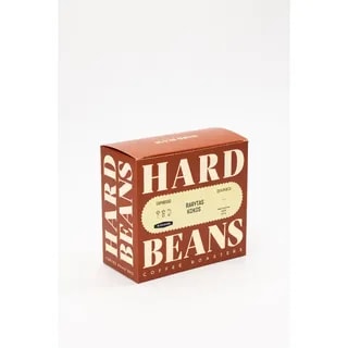 Opakowanie kawy espresso Rarytas Kokos od Hard Beans, wyróżniające się eleganckim designem i aromatycznym smakiem. Idealny wybór dla miłośników kawy, którzy cenią sobie wyjątkowe doznania smakowe oraz wysoką jakość produktu.