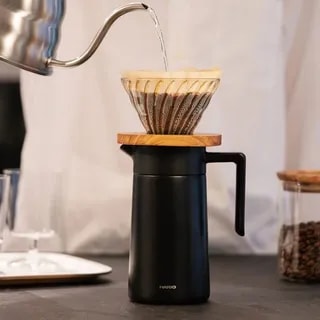 Hario - Serwer termiczny z ceramiczną powłoką czarny 600ml
