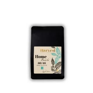Kawa ziarnista Home Barista 60/40 marki Harvest w eleganckim opakowaniu, idealna do przygotowania wyjątkowych napojów kawowych w domowym zaciszu. Odkryj pełnię smaku tej mieszanki, łącząc aromatyczne nuty, które zachwycą każdego miłośnika kawy.