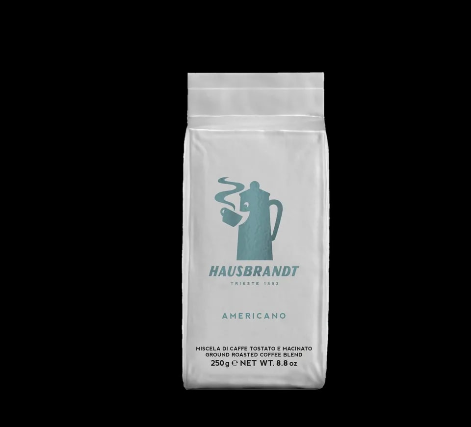Srebrne opakowanie mielonej kawy Hausbrandt Americano 250g z niebieską grafiką dzbanka i kubka