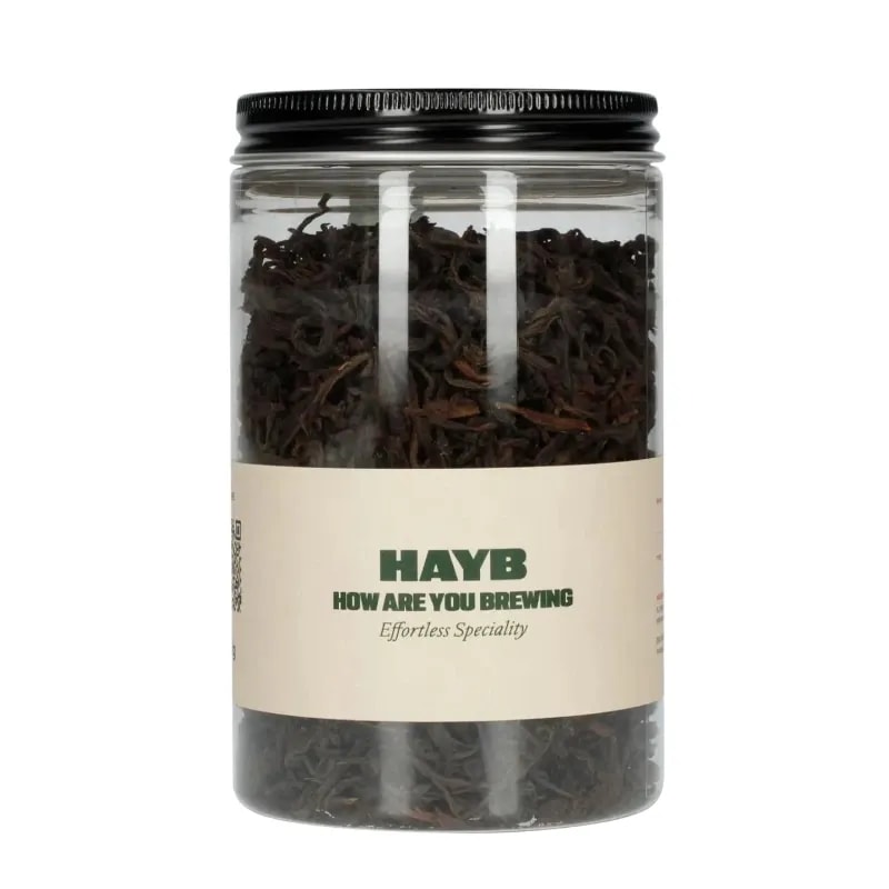 Szklany słoik z herbatą HAYB "How Are You Brewing", zawierający starannie wyselekcjonowane liście. Idealna do parzenia aromatycznego naparu, doskonała dla miłośników wysokiej jakości herbaty.
