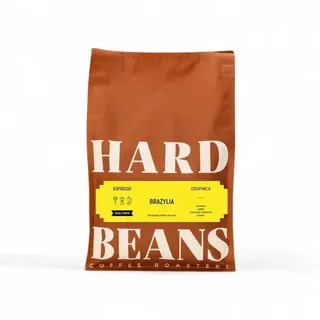 Opakowanie kawy BRAZYLIA od HARD BEANS, idealnej do parzenia espresso, wyróżnia się charakterystycznym brązowym kolorem. Ziarna pochodzą z regionu Samambaia, stając się doskonałym wyborem dla miłośników intensywnych smaków i aromatów.